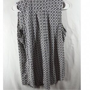 Elegant Black and White Geometric Sleeveless Blouse